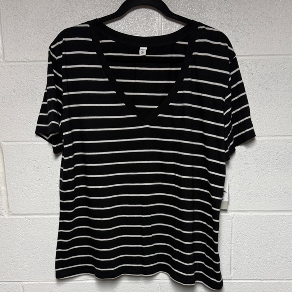 BP Black and White Stripe V-neck Women’s Tee Plus Size 1X Short Sleeve